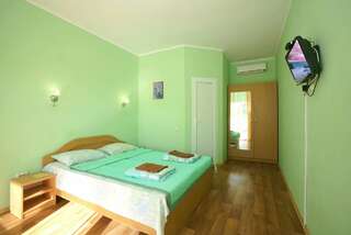 Гостевой дом Лимон Судак Двухместный номер с 1 кроватью или 2 отдельными кроватями и дополнительной кроватью-3