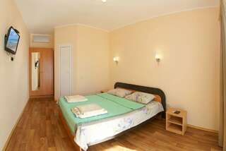 Гостевой дом Лимон Судак Двухместный номер с 1 кроватью или 2 отдельными кроватями и дополнительной кроватью-5