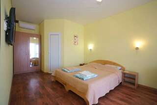 Гостевой дом Лимон Судак Двухместный номер с 1 кроватью или 2 отдельными кроватями и дополнительной кроватью-4